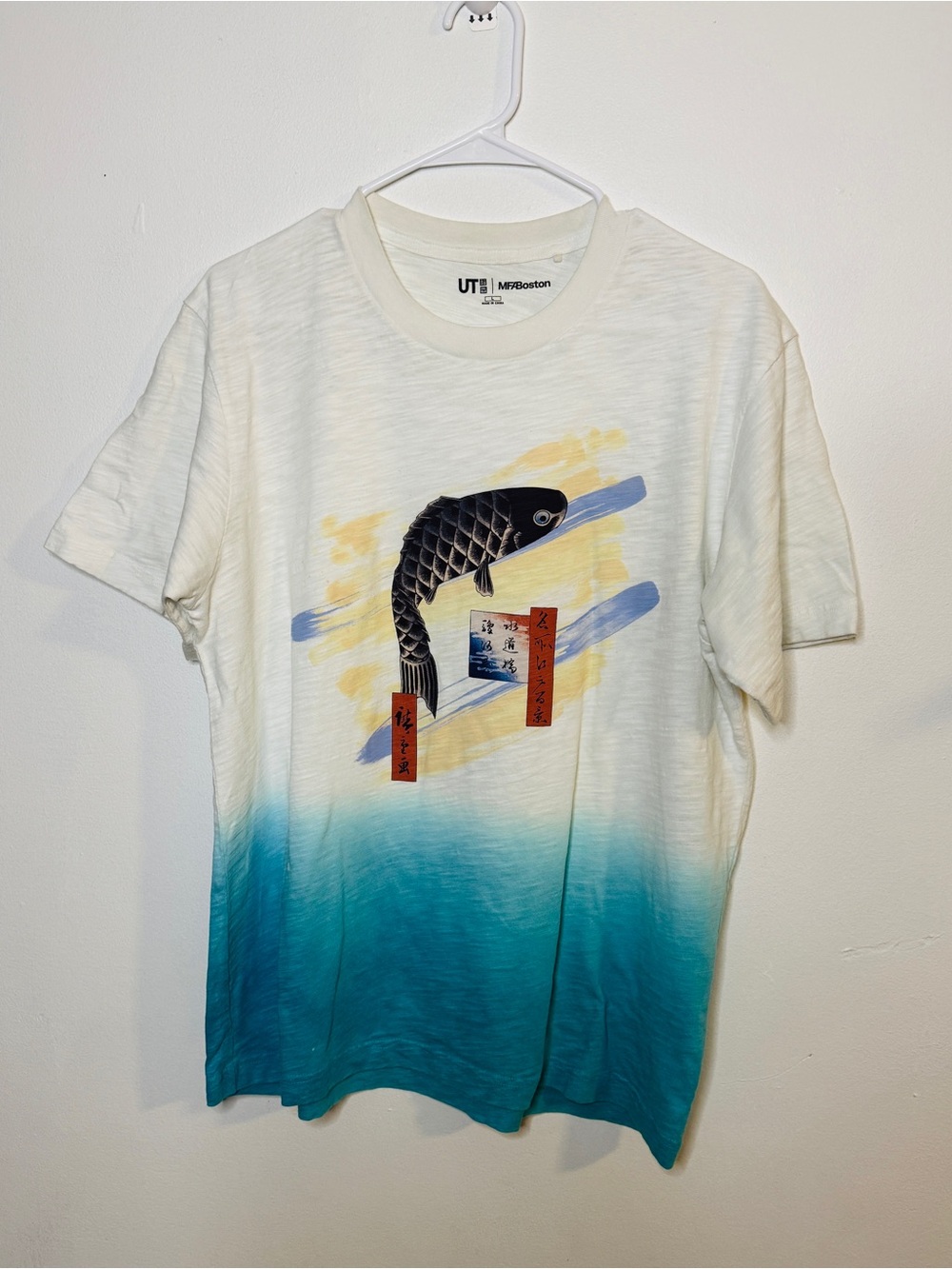 Uniqlo Men's white/Blue Asian Fish Graphic T-Shirt size Large